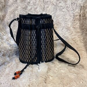🌻🌻 Black and Tan bucket bag